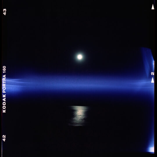 Mondfinsternis. Am Meer. Eigentlich nur Mond und Wasser. Eigentlich…